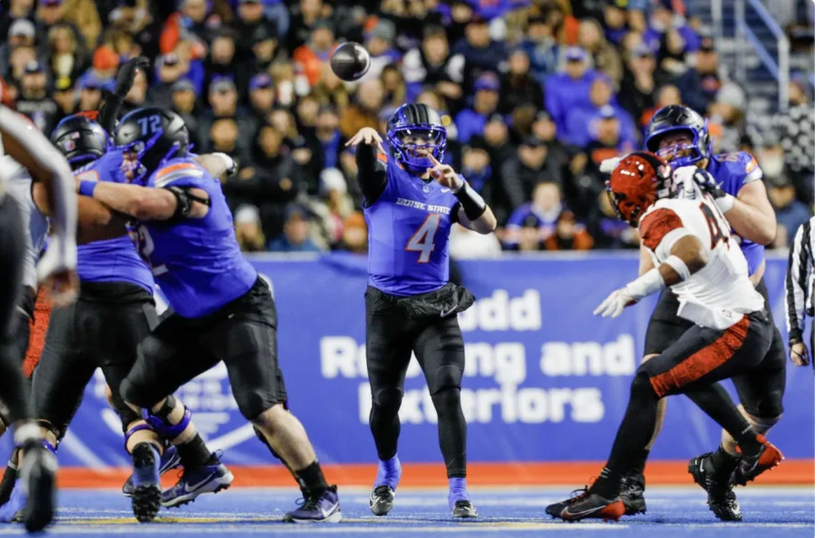 1 de nov de 2024; Boise, Idaho, EUA; O quarterback do Boise State Broncos, Maddux Madsen (4), lança um passe durante o primeiro quarto contra o San Diego State Aztecs no Albertsons Stadium. Crédito obrigatório: Brian Losness-Imagn Images