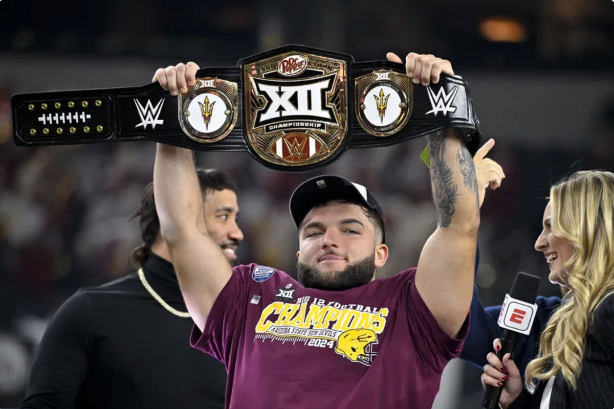 7 de dezembro de 2024; Arlington, TX, EUA; O running back do Arizona State Sun Devils, Cam Skattebo (4), segura o cinturão do campeonato WWE Big 12 após os Sun Devils derrotarem os Iowa State Cyclones e ganharem o campeonato Big 12 de 2024 no AT&T Stadium. Crédito obrigatório: Jerome Miron-Imagn Images