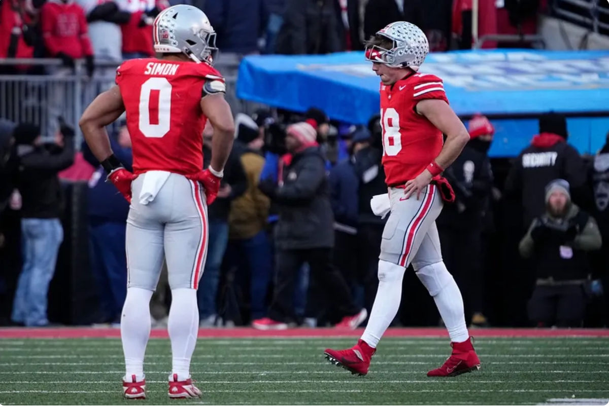 O quarterback do Ohio State Buckeyes, Will Howard (18), e o linebacker Cody Simon (0) saem do campo durante o segundo tempo do jogo de futebol americano da NCAA contra o Michigan Wolverines no Ohio Stadium em Columbus no sábado, 30 de novembro de 2024. Michigan venceu por 13 a 10. FOTO USA TODAY SPORTS IMAGES.