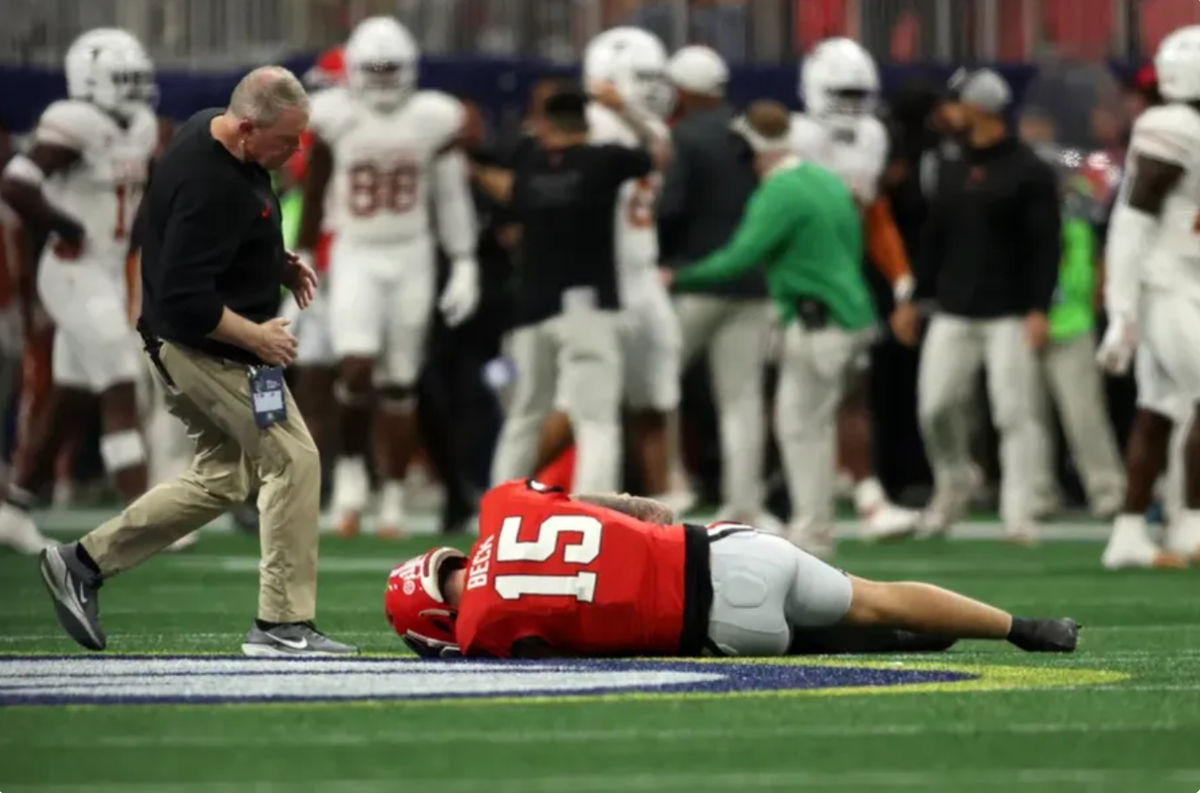 7 de dezembro de 2024; Atlanta, GA, EUA; O quarterback do Georgia Bulldogs, Carson Beck (15), se machuca em uma jogada contra o Texas Longhorns durante o primeiro tempo do jogo do Campeonato SEC de 2024 no Mercedes-Benz Stadium. Crédito obrigatório: Brett Davis-Imagn Images