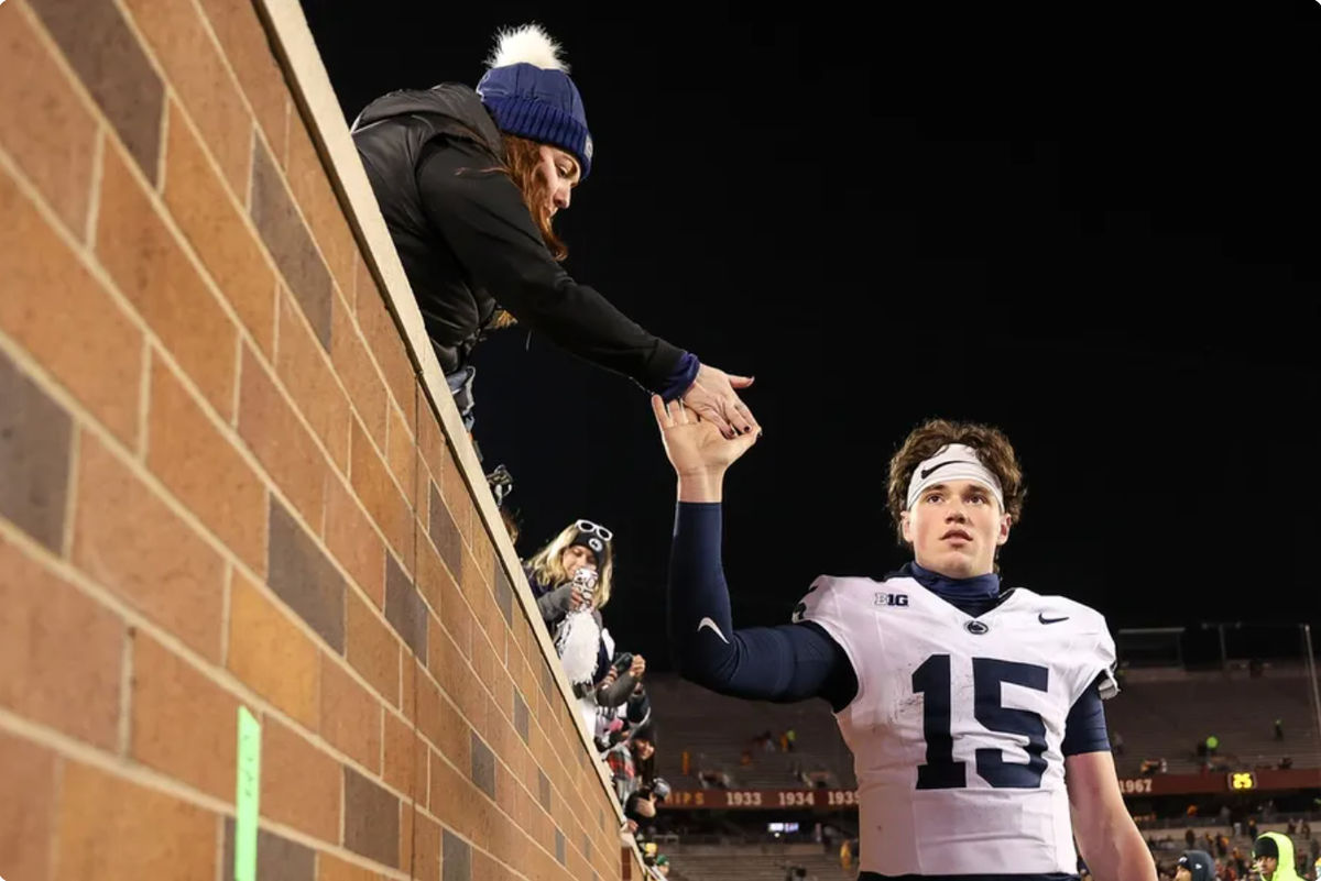 23 de novembro de 2024; Minneapolis, Minnesota, EUA; O quarterback do Penn State Nittany Lions, Drew Allar (15), comemora com os fãs após derrotar o Minnesota Golden Gophers no Huntington Bank Stadium. Crédito obrigatório: Matt Krohn-Imagn Images