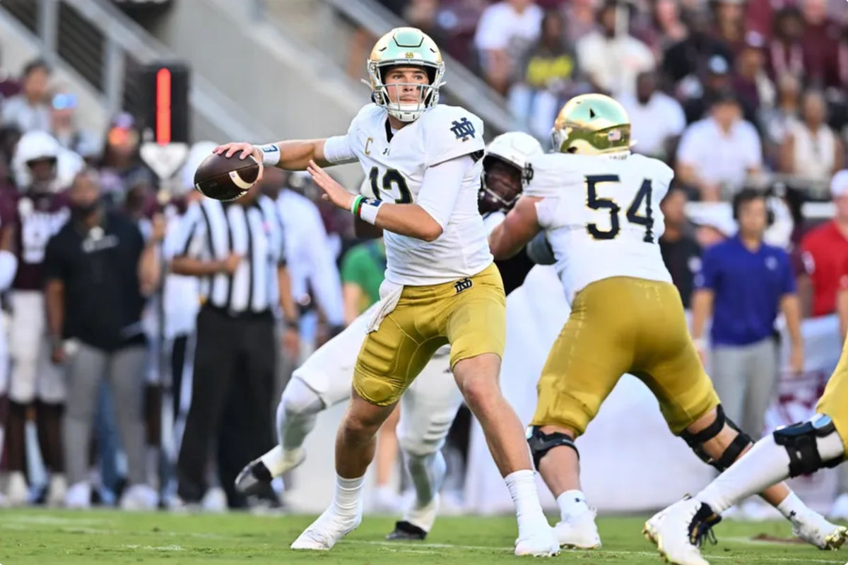 31 de agosto de 2024; College Station, Texas, EUA; O quarterback do Notre Dame Fighting Irish, Riley Leonard (13), tenta passar a bola durante o primeiro quarto contra o Texas A&M Aggies no Kyle Field. Crédito obrigatório: Maria Lysaker-Imagn Images