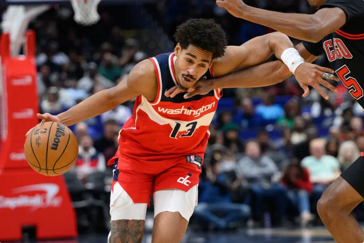 1º de janeiro de 2025; Washington, Distrito de Columbia, EUA; O armador do Washington Wizards, Jordan Poole (13), dirige até a cesta contra o atacante do Chicago Bulls, Dalen Terry (25), durante o segundo quarto na Capital One Arena. Crédito obrigatório: Reggie Hildred-Imagn Images