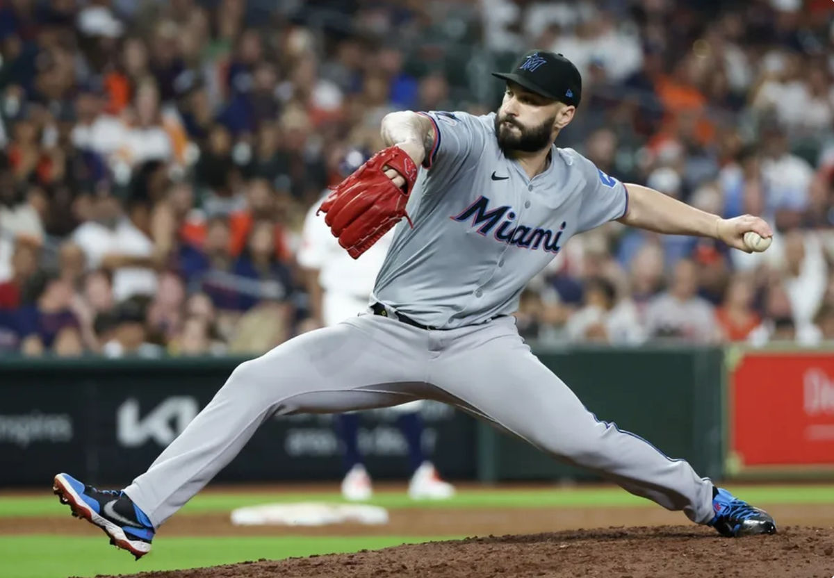 11 de julho de 2024; Houston, Texas, EUA; O arremessador reserva do Miami Marlins, Tanner Scott (66), arremessa contra o Houston Astros no oitavo inning no Minute Maid Park. Crédito obrigatório: Thomas Shea-USA TODAY Sports
