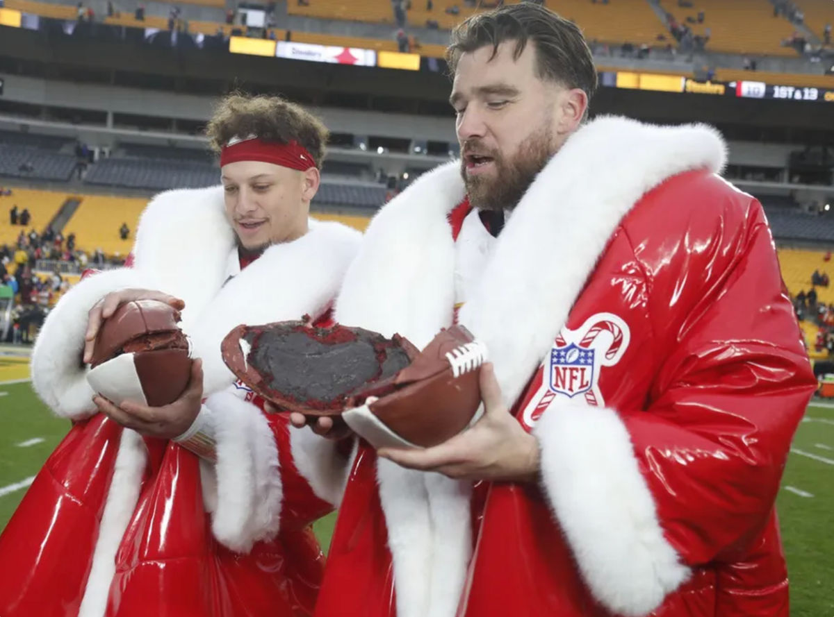 25 de diciembre de 2024; Pittsburgh, Pensilvania, EE. UU.; el mariscal de campo de los Kansas City Chiefs, Patrick Mahomes (izquierda) y el ala cerrada Travis Kelce (derecha) abren su pastel de Navidad de Netflix GameDay después de que los Chiefs derrotaran a los Pittsburgh Steelers en el estadio Acrisure. Crédito obligatorio: Charles LeClaire-Imagn Images