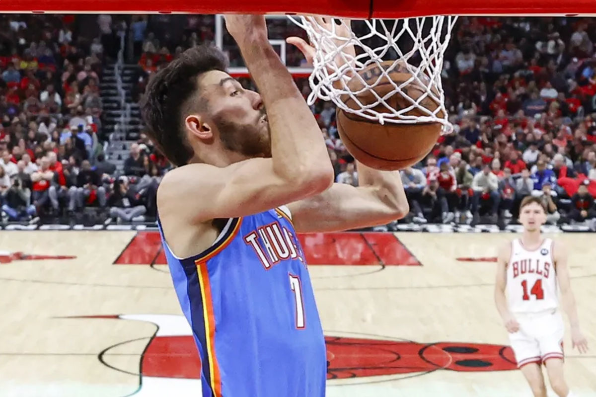 26 de octubre de 2024; Chicago, Illinois, EE. UU.; El delantero del Oklahoma City Thunder, Chet Holmgren (7), clava el balón contra los Chicago Bulls durante la primera mitad en el United Center. Crédito obligatorio: Kamil Krzaczynski-Imagn Images