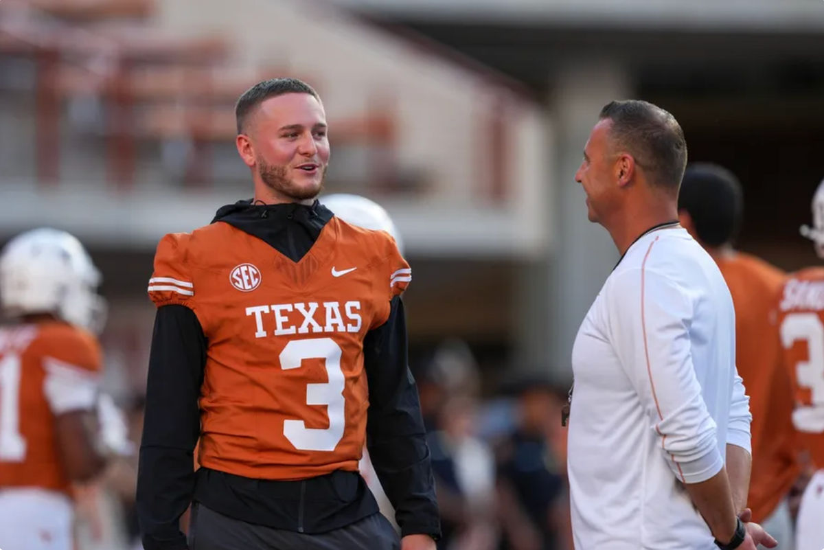 21 de setembro de 2024; Austin, Texas, EUA; O quarterback do Texas Longhorns, Quinn Ewers (3), conversa com o técnico Steve Sarkisian antes do jogo contra o Louisiana Monroe Warhawks no Darrell K Royal-Texas Memorial Stadium. Crédito obrigatório: Daniel Dunn-Imagn Images