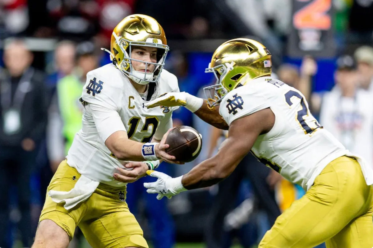 2 de janeiro de 2025; Nova Orleans, LA, EUA; O quarterback do Notre Dame Fighting Irish Riley Leonard (13) passa a bola para o running back do Notre Dame Fighting Irish Jadarian Price (24) em uma corrida contra o Georgia Bulldogs durante o segundo tempo no Caesars Superdome. Crédito obrigatório: Stephen Lew-Imagn Images