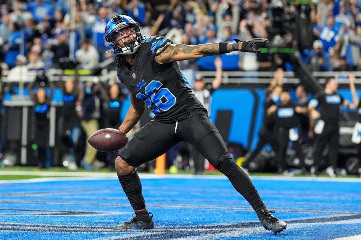 El corredor de los Detroit Lions, Jahmyr Gibbs (26), celebra un touchdown contra los Minnesota Vikings durante la segunda mitad en el Ford Field en Detroit el domingo 5 de enero de 2025. FOTO USA TODAY SPORTS IMAGES