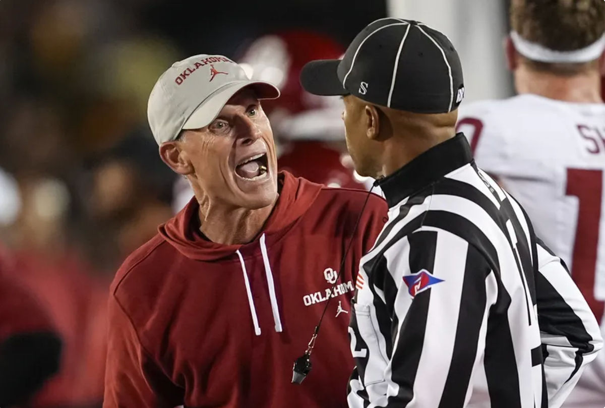 9 de nov de 2024; Columbia, Missouri, EUA; O técnico do Oklahoma Sooners, Brent Venables, conversa com o juiz de linha Jeremiah Harris durante o primeiro tempo contra o Missouri Tigers no Faurot Field no Memorial Stadium. Crédito obrigatório: Jay Biggerstaff-Imagn Images