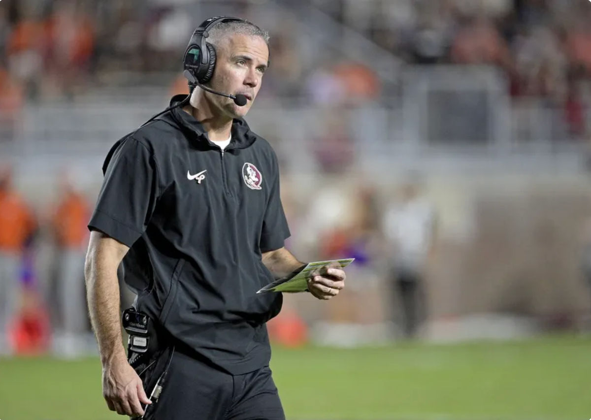5 de outubro de 2024; Tallahassee, Flórida, EUA; O técnico principal do Florida State Seminoles, Mike Norvell, olha durante o segundo tempo contra o Clemson Tigers no Doak S. Campbell Stadium. Crédito obrigatório: Melina Myers-Imagn Images