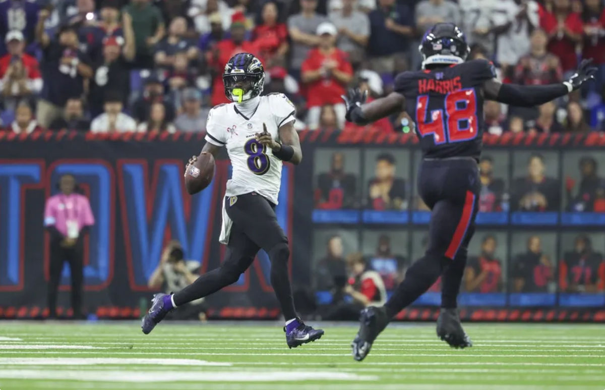 15 de dezembro de 2024; Houston, Texas, EUA; O quarterback do Baltimore Ravens, Lamar Jackson (8), luta com a bola durante o segundo quarto contra o Houston Texans no NRG Stadium. Crédito obrigatório: Troy Taormina-Imagn Images