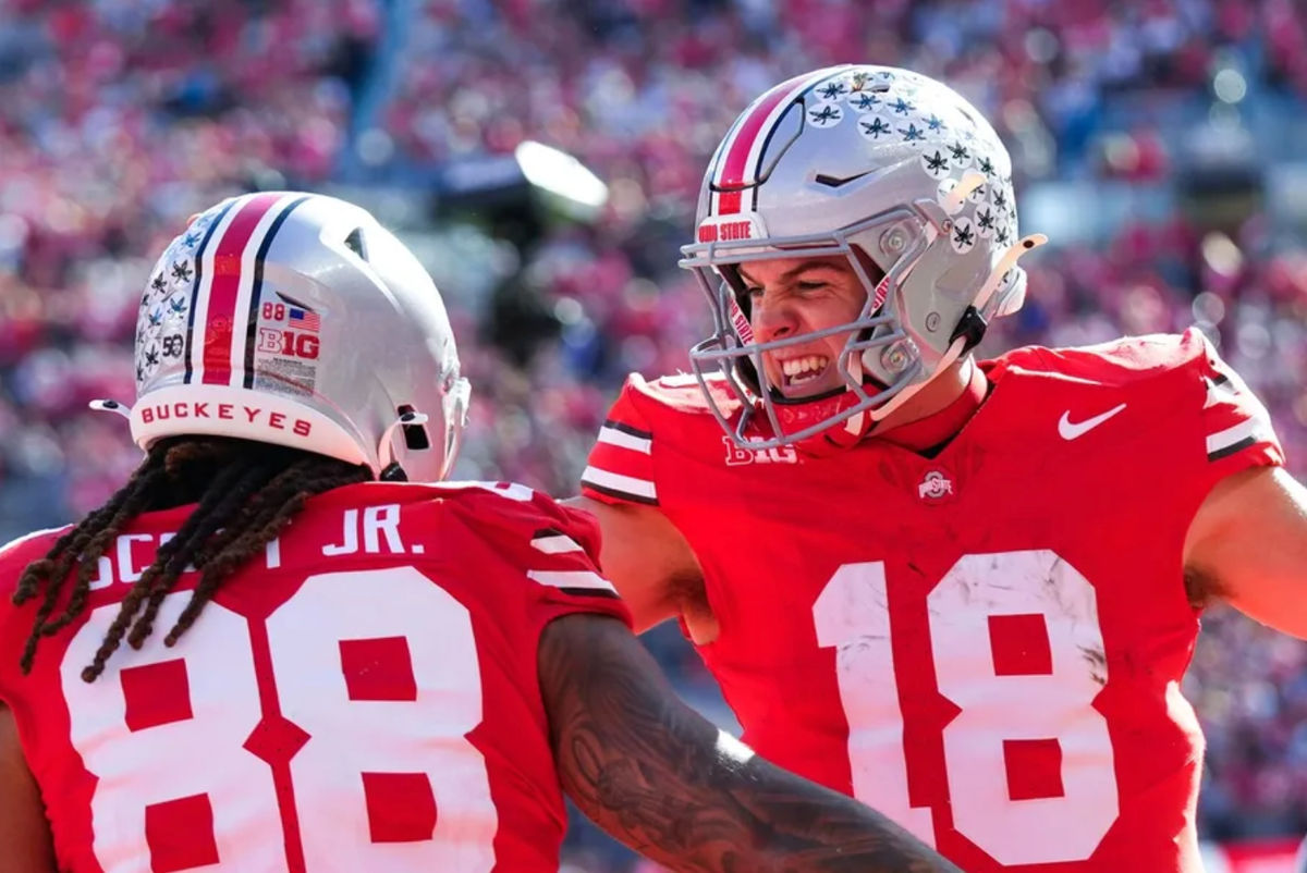 El mariscal de campo de los Ohio State Buckeyes, Will Howard (18), celebra con el ala cerrada Gee Scott Jr. (88) después de que Scott anotara un touchdown en la primera mitad en el Ohio Stadium el sábado 9 de noviembre de 2024 en Columbus, Ohio. FOTO USA TODAY SPORTS IMAGES