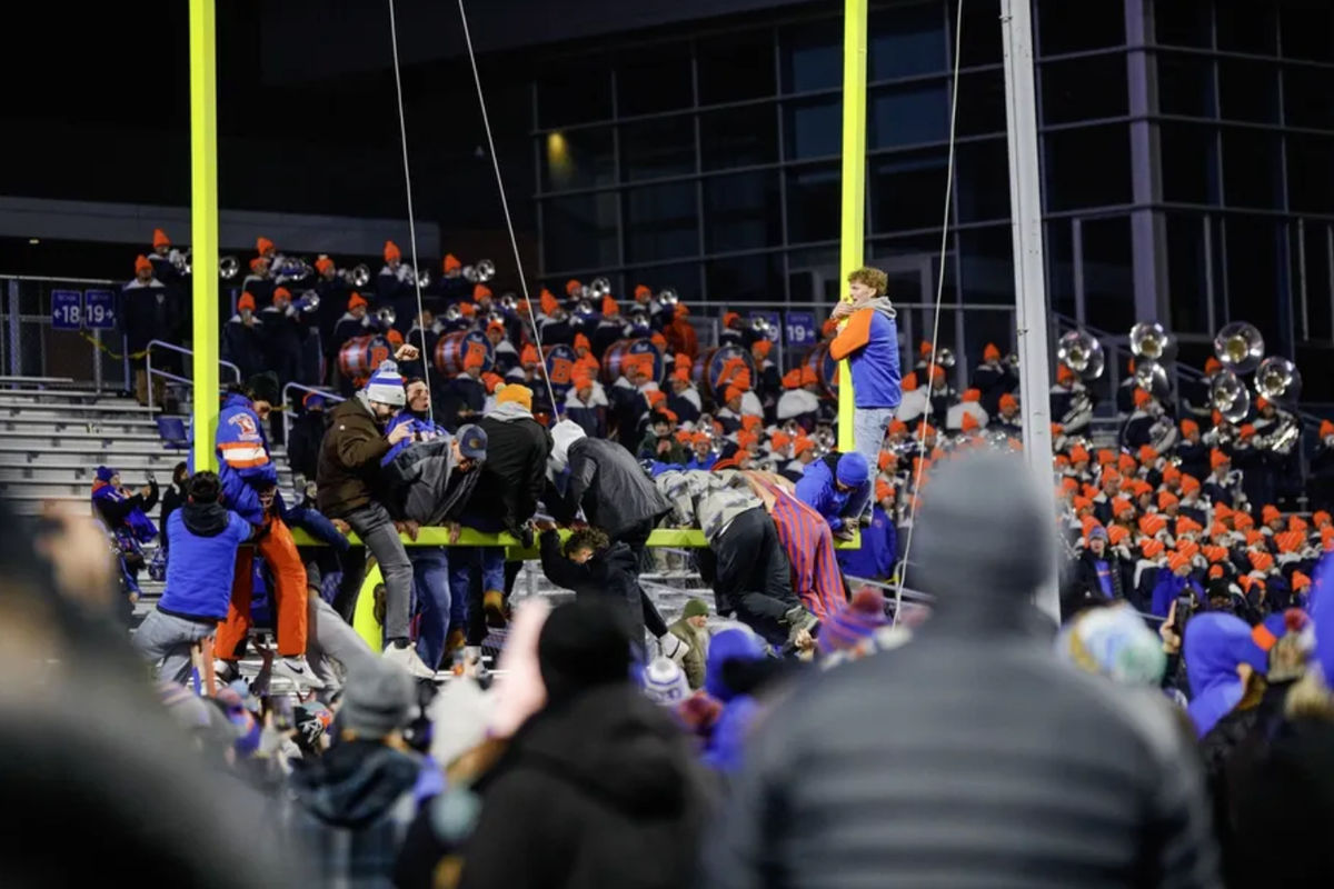6 de dezembro de 2024; Boise, ID, EUA; Fãs do Boise State Broncos começam a derrubar as traves do gol após o jogo contra o UNLV Rebels no Albertsons Stadium. Boise State vence o UNLV por 21-7. Crédito obrigatório: Brian Losness-Imagn Images