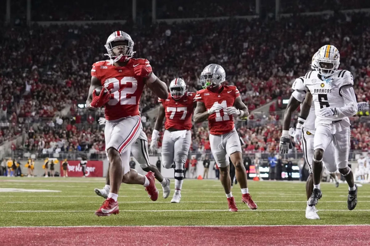 7 de setembro de 2024; Columbus, Ohio, EUA; O running back do Ohio State Buckeyes, TreVeyon Henderson (32), corre para um touchdown contra o Western Michigan Broncos durante o segundo tempo no Ohio Stadium. Crédito obrigatório: Adam Cairns-Imagn Images