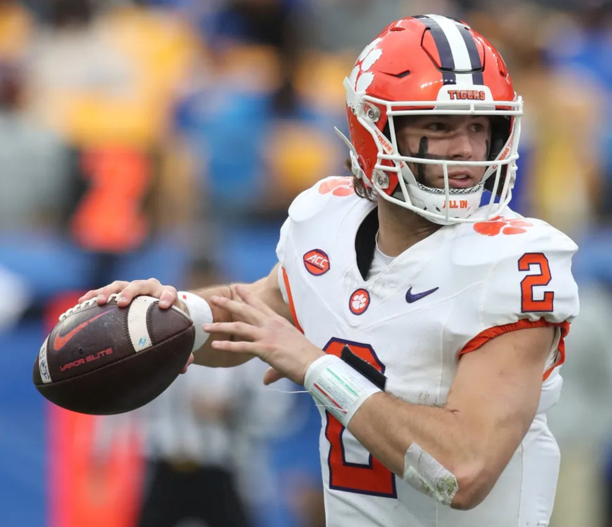 16 de novembro de 2024; Pittsburgh, Pensilvânia, EUA; O quarterback do Clemson Tigers, Cade Klubnik (2), passa contra o Pittsburgh Panthers durante o quarto período no Acrisure Stadium. Crédito obrigatório: Charles LeClaire-Imagn Images