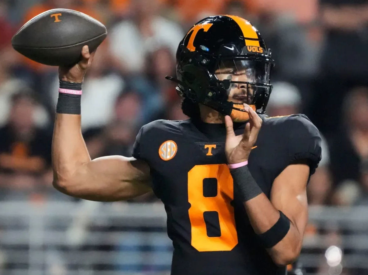 2 de novembro de 2024; Knoxville, Tennessee, EUA; O quarterback do Tennessee Volunteers, Nico Iamaleava (8), arremessa contra o Kentucky Wildcats durante o primeiro tempo no Neyland Stadium. Crédito obrigatório: Saul Young/USA TODAY Network via Imagn Images