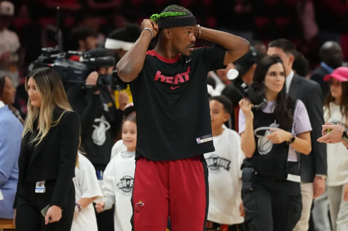 2 de janeiro de 2025; Miami, Flórida, EUA; O atacante do Miami Heat Jimmy Butler (22) se prepara para o aquecimento pré-jogo antes do início do jogo contra o Indiana Pacers no Kaseya Center. Crédito obrigatório: Jim Rassol-Imagn Images