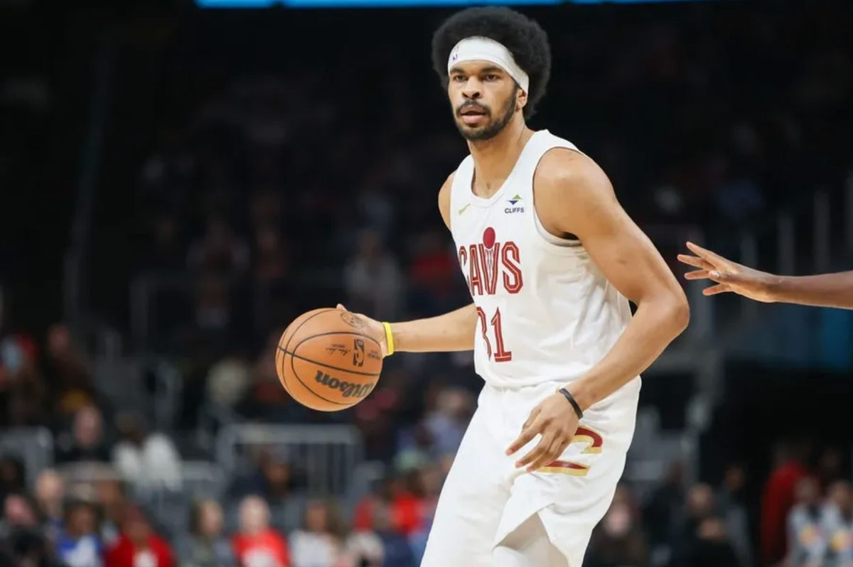 6 de marzo de 2024; Atlanta, Georgia, EE. UU.; El pívot de los Cleveland Cavaliers, Jarrett Allen (31), maneja el balón contra los Atlanta Hawks en el primer cuarto en el State Farm Arena. Créditos: Brett Davis-USA TODAY Sports