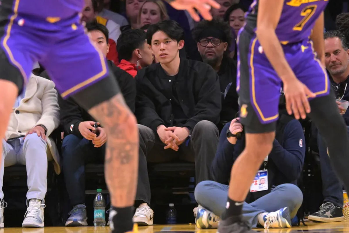 21 de janeiro de 2025; Los Angeles, Califórnia, EUA; O arremessador do Los Angeles Dodgers, Roki Sasaki, no centro, assiste ao jogo entre o Los Angeles Lakers e o Washington Wizards na Crypto.com Arena. Crédito obrigatório: Jayne Kamin-Oncea-Imagn Images