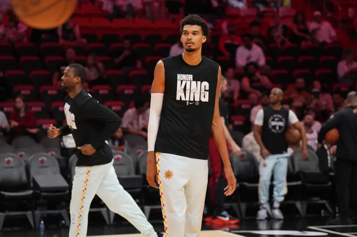 19 de janeiro de 2025; Miami, Flórida, EUA; O pivô do San Antonio Spurs, Victor Wembanyama (1), se aquece antes do jogo contra o Miami Heat no Kaseya Center. Crédito obrigatório: Jim Rassol-Imagn Images