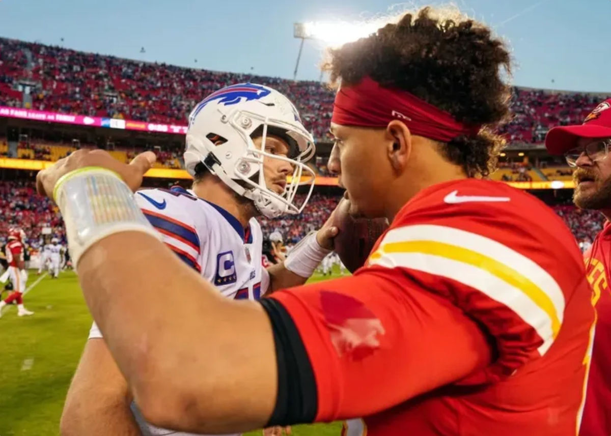 16 de octubre de 2022; Kansas City, Missouri, EE. UU.; El mariscal de campo de los Buffalo Bills, Josh Allen (17), abraza al mariscal de campo de los Kansas City Chiefs, Patrick Mahomes (15), después de un partido en el GEHA Field del Arrowhead Stadium. Créditos: Jay Biggerstaff-USA TODAY Sports