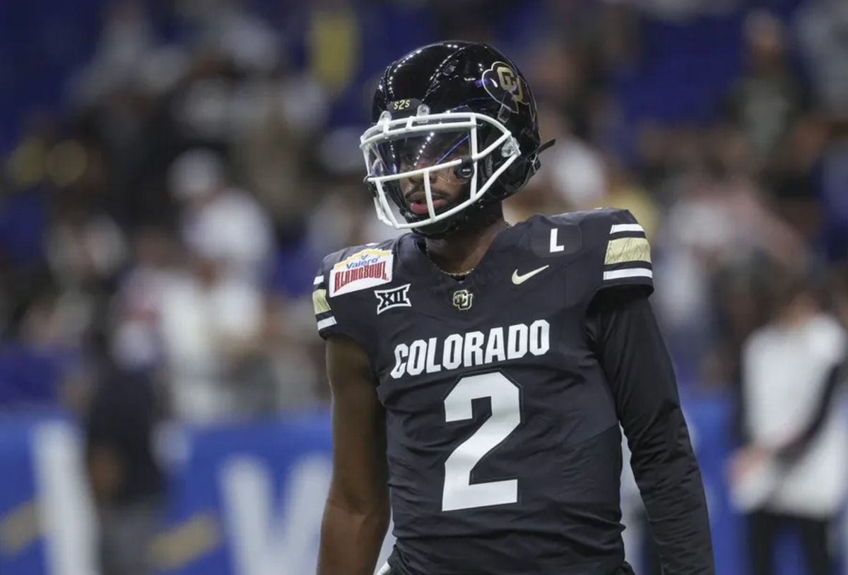 28 de dezembro de 2024; San Antonio, TX, EUA; O quarterback do Colorado Buffaloes, Shedeur Sanders (2), aquece antes do jogo contra o Brigham Young Cougars no Alamodome. Crédito obrigatório: Troy Taormina-Imagn Images