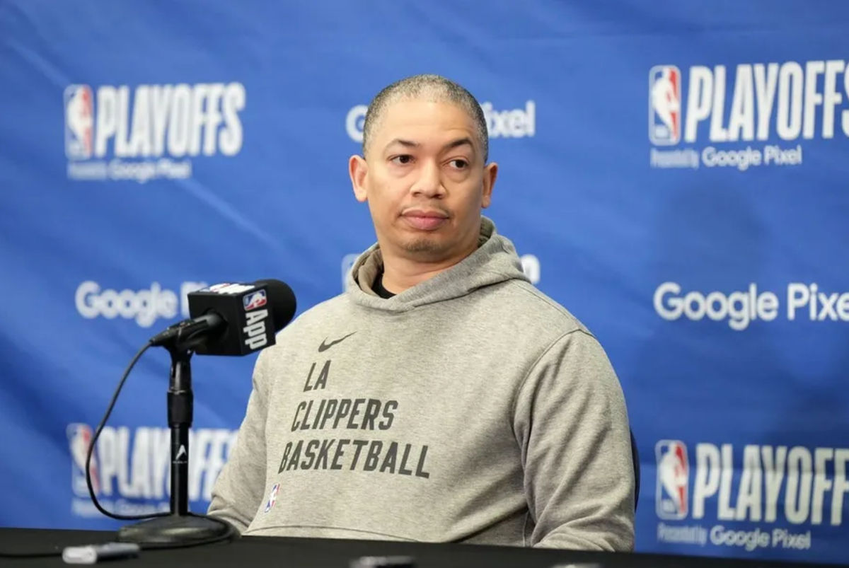 1 de maio de 2024; Los Angeles, Califórnia, EUA; O treinador do LA Clippers, Tyronn Lue, em uma coletiva de imprensa durante o quinto jogo da primeira rodada dos playoffs da NBA de 2024 na Crypto.com Arena. Crédito obrigatório: Kirby Lee-USA TODAY Sports