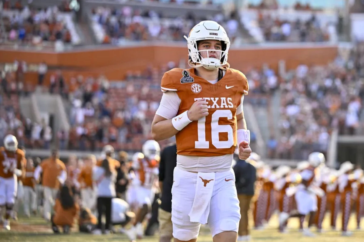 21 de dezembro de 2024; Austin, Texas, EUA; O quarterback do Texas Longhorns, Arch Manning (16), entra em campo antes do jogo entre o Texas Longhorns e o Clemson Tigers na primeira rodada do CFP National Playoff no Darrell K Royal-Texas Memorial Stadium. Crédito obrigatório: Jerome Miron-Imagn Images