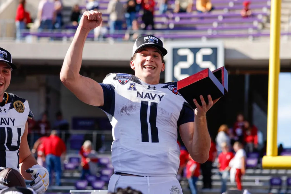 27 de dezembro de 2024; Fort Worth, TX, EUA; O quarterback Blake Horvath (11) do Navy Midshipmen comemora a conquista do MVP após o jogo contra o Oklahoma Sooners no Amon G. Carter Stadium. Crédito obrigatório: Andrew Dieb-Imagn Images