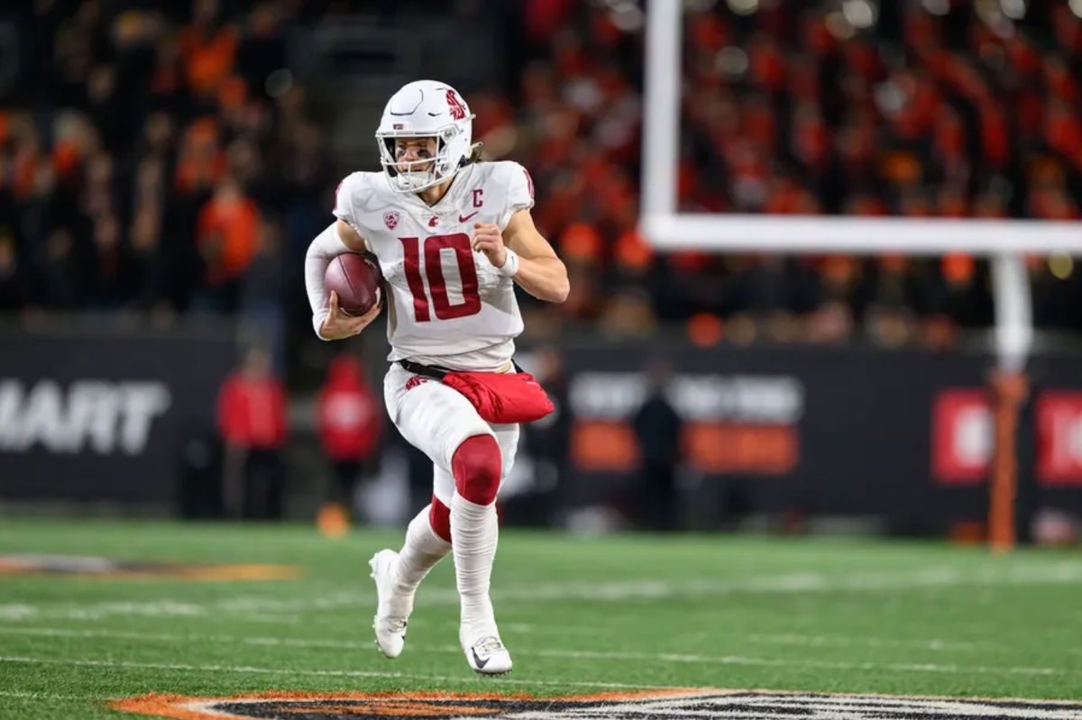 23 de novembro de 2024; Corvallis, Oregon, EUA; O quarterback do Washington State Cougars, John Mateer (10), corre com a bola durante o quarto período contra o Oregon State Beavers no Reser Stadium. Crédito obrigatório: Craig Strobeck-Imagn Images