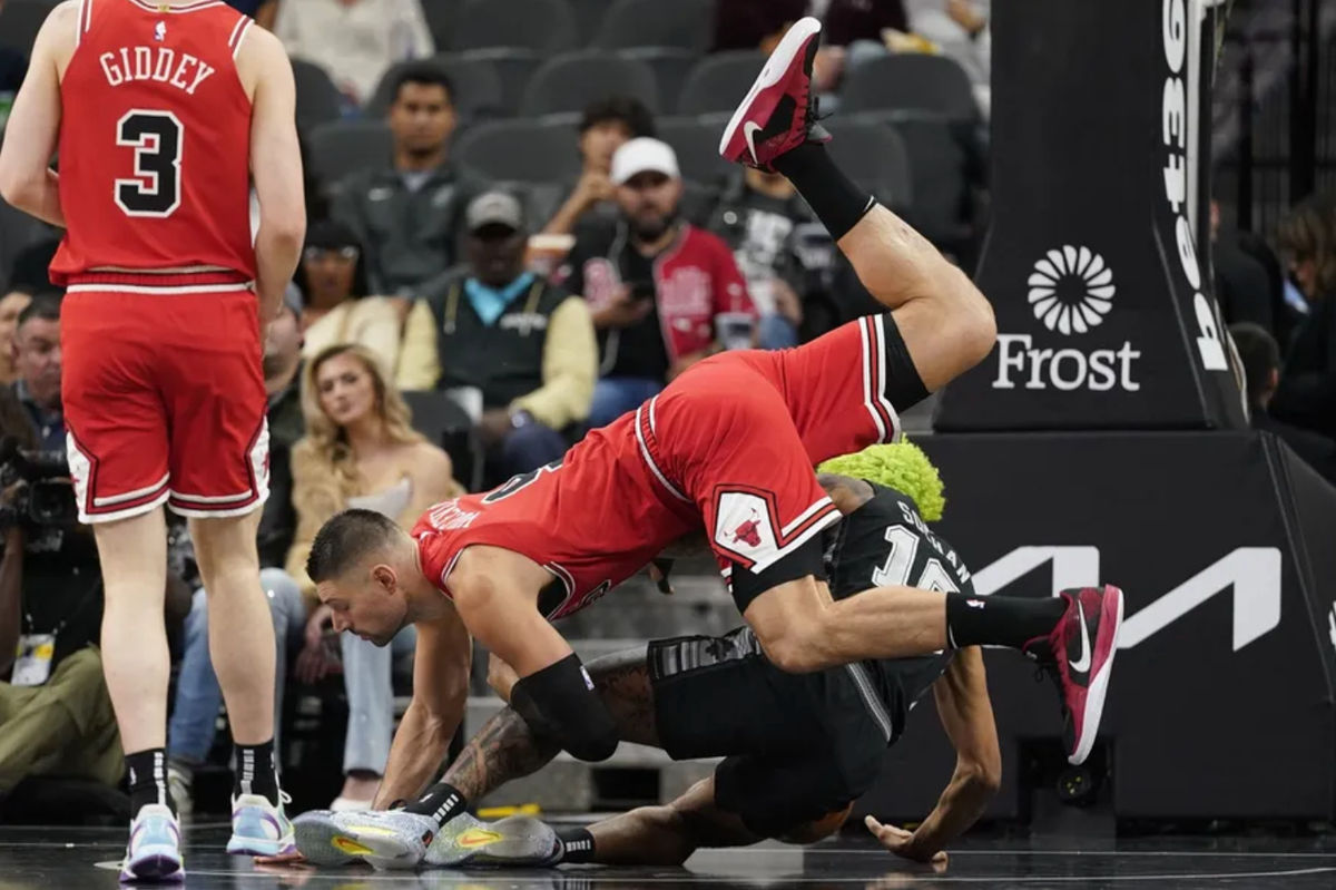 5 de diciembre de 2024; San Antonio, Texas, EE. UU.; El pívot de los Chicago Bulls, Nikola Vucevic (9), cae encima del delantero de los San Antonio Spurs, Jeremy Sochan (10), durante la primera mitad en el Frost Bank Center. Crédito obligatorio: Scott Wachter-Imagn Images