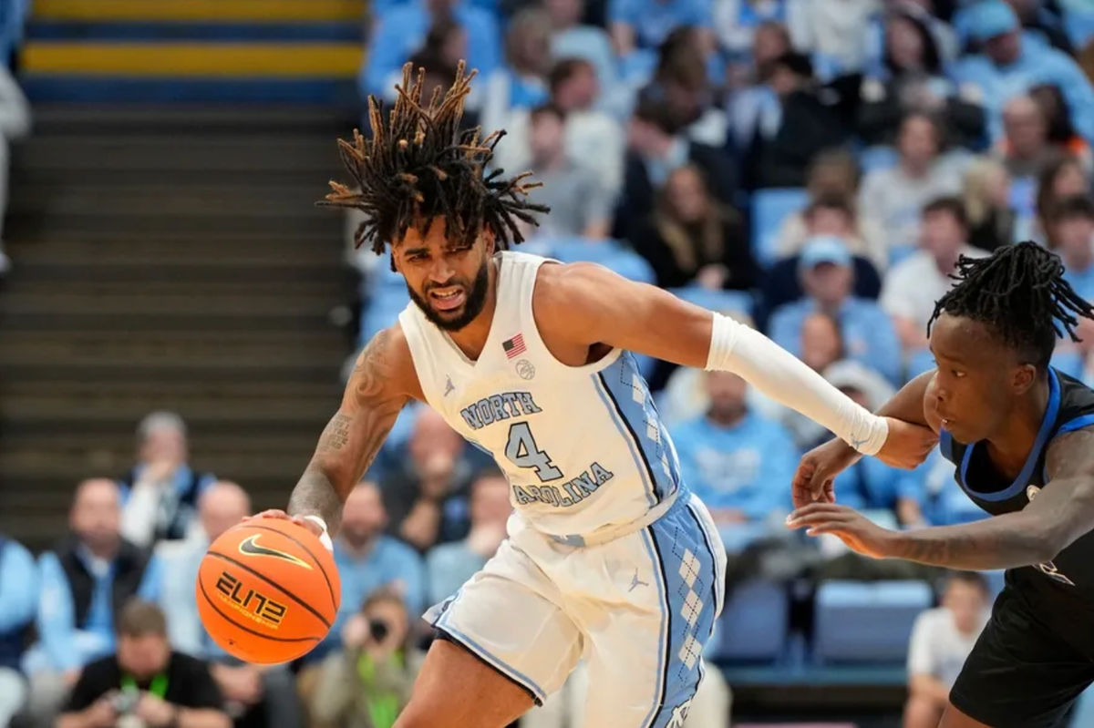 7 de janeiro de 2025; Chapel Hill, Carolina do Norte, EUA; O armador do North Carolina Tar Heels, RJ Davis (4), com a bola enquanto o armador do Southern Methodist Mustangs, Boopie Miller (2), defende no segundo tempo no Dean E. Smith Center. Crédito obrigatório: Bob Donnan-Imagn Images