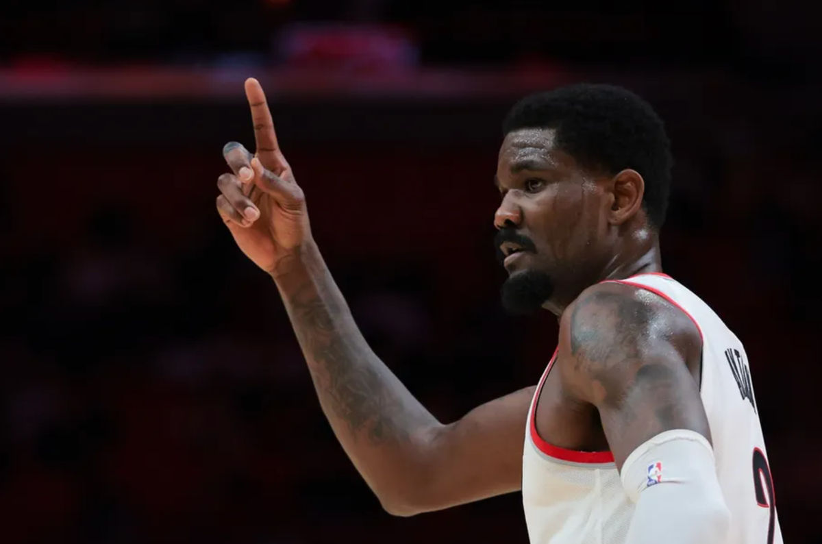 21 de janeiro de 2025; Miami, Flórida, EUA; O centro do Portland Trail Blazers, Deandre Ayton (2), sinaliza contra o Miami Heat durante o quarto período no Kaseya Center. Crédito obrigatório: Sam Navarro-Imagn Images