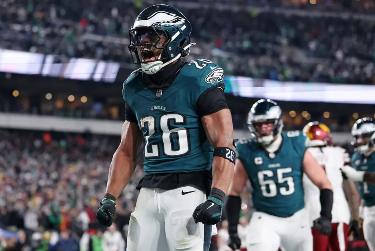 26 de janeiro de 2025; Filadélfia, PA, EUA; O running back do Philadelphia Eagles, Saquon Barkley (26), comemora após um touchdown contra o Washington Commanders durante o segundo tempo no jogo do campeonato da NFC no Lincoln Financial Field. Crédito obrigatório: Bill Streicher-Imagn Images