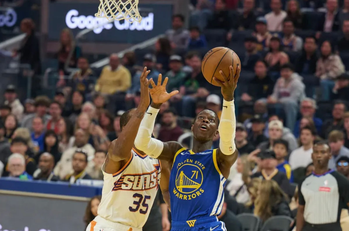 28 de dezembro de 2024; São Francisco, Califórnia, EUA; O armador do Golden State Warriors, Dennis Schroder (71), arremessa a bola contra o atacante do Phoenix Suns, Kevin Durant (35) (obscurecido) durante o primeiro quarto no Chase Center. Crédito obrigatório: Robert Edwards-Imagn Images