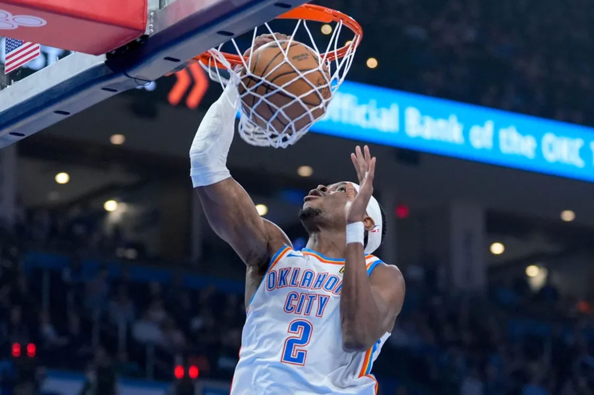 O armador do Oklahoma City, Shai Gilgeous-Alexander (2), enterra a bola no primeiro quarto durante um jogo da NAB entre Oklahoma City e Milwaukee no Paycom Center em Oklahoma City na segunda-feira, 3 de fevereiro de 2025. FOTO USA TODAY SPORTS IMAGES
