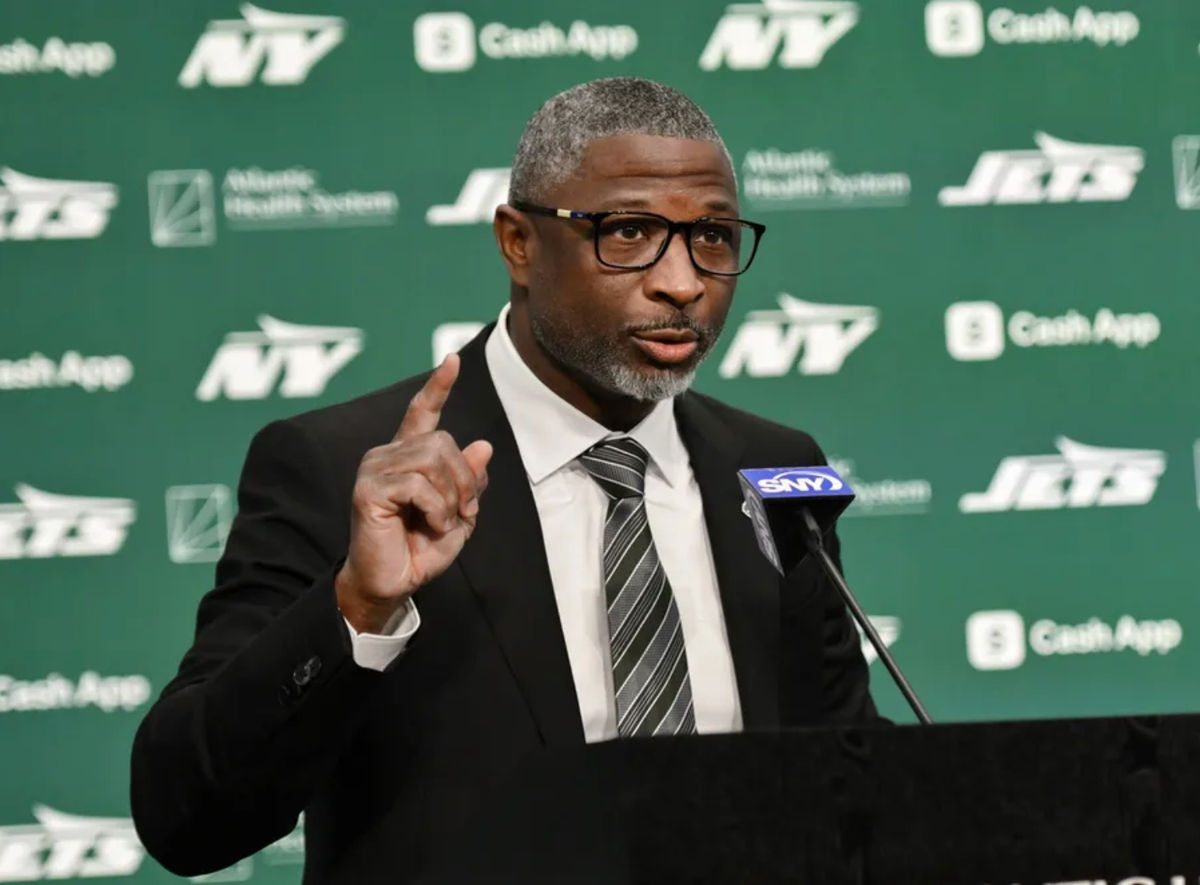 27 de enero de 2025; Florham Park, Nueva Jersey, EE. UU.; El entrenador en jefe de los New York Jets, Aaron Glenn, habla durante su conferencia de prensa de presentación en el Atlantic Health Jets Training Center. Crédito obligatorio: John Jones-Imagn Images
