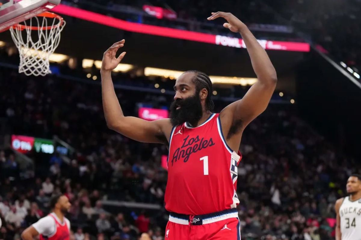 25 de janeiro de 2025; Inglewood, Califórnia, EUA; O armador do LA Clippers, James Harden (1), reage contra o Milwaukee Bucks no segundo tempo no Intuit Dome. Crédito obrigatório: Kirby Lee-Imagn Images