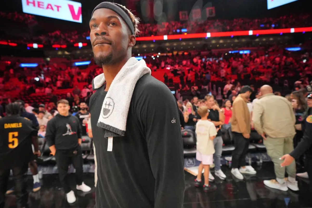 19 de enero de 2025; Miami, Florida, EE. UU.; El delantero del Miami Heat, Jimmy Butler (22), abandona la cancha después de saludar a sus amigos en la cancha tras la victoria sobre los San Antonio Spurs en el Kaseya Center. Crédito obligatorio: Jim Rassol-Imagn Images
