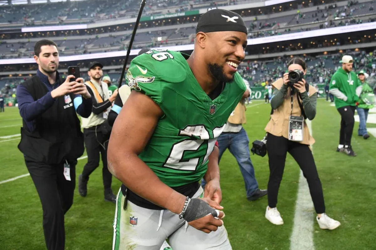 29 de diciembre de 2024; Filadelfia, Pensilvania, EE. UU.; El corredor de los Philadelphia Eagles, Saquon Barkley (26), sale corriendo del campo después de la victoria contra los Dallas Cowboys en el Lincoln Financial Field. Crédito obligatorio: Eric Hartline-Imagn Images