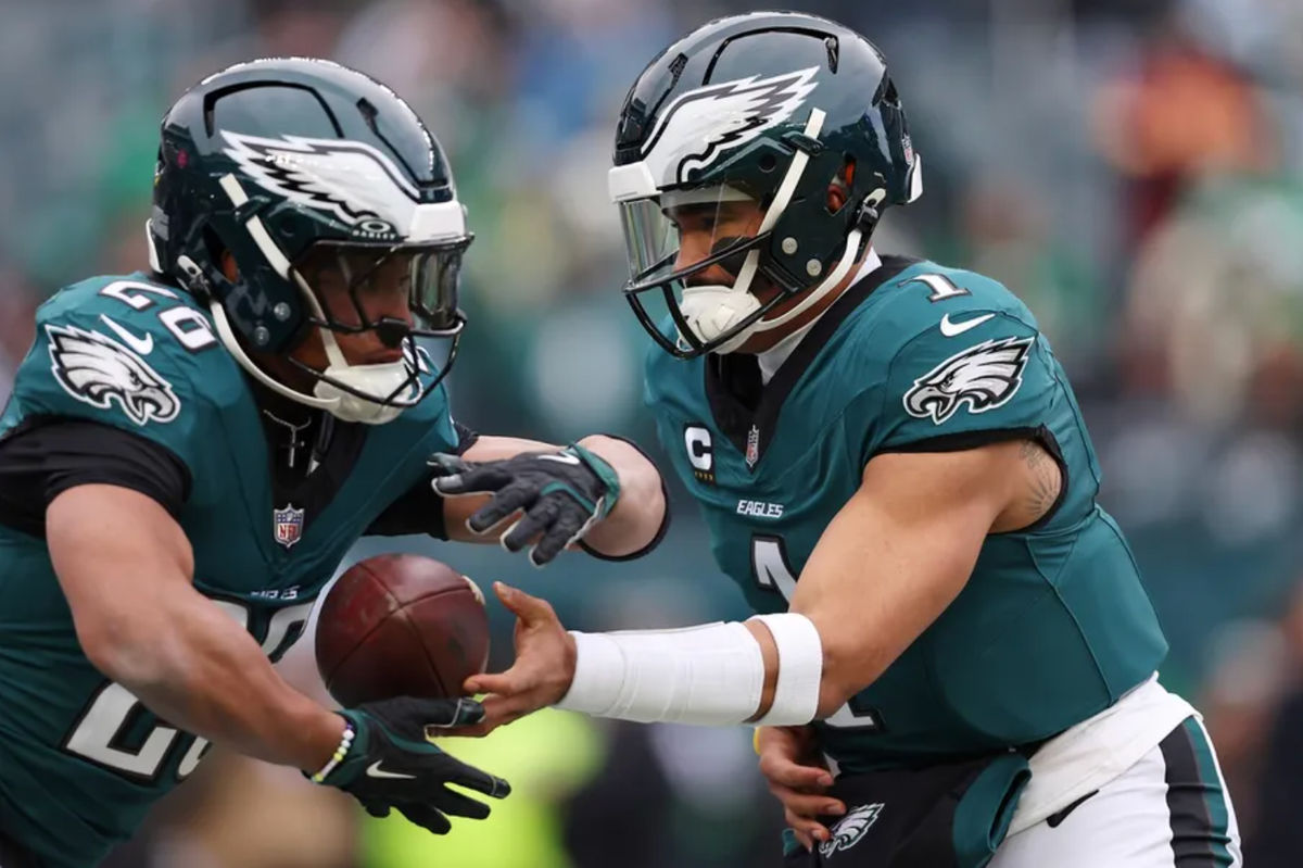 26 de enero de 2025; Filadelfia, Pensilvania, EE. UU.; El mariscal de campo de los Philadelphia Eagles, Jalen Hurts (1), y el corredor Saquon Barkley (26) calientan antes del partido por el campeonato de la NFC en el Lincoln Financial Field. Crédito obligatorio: Bill Streicher-Imagn Images