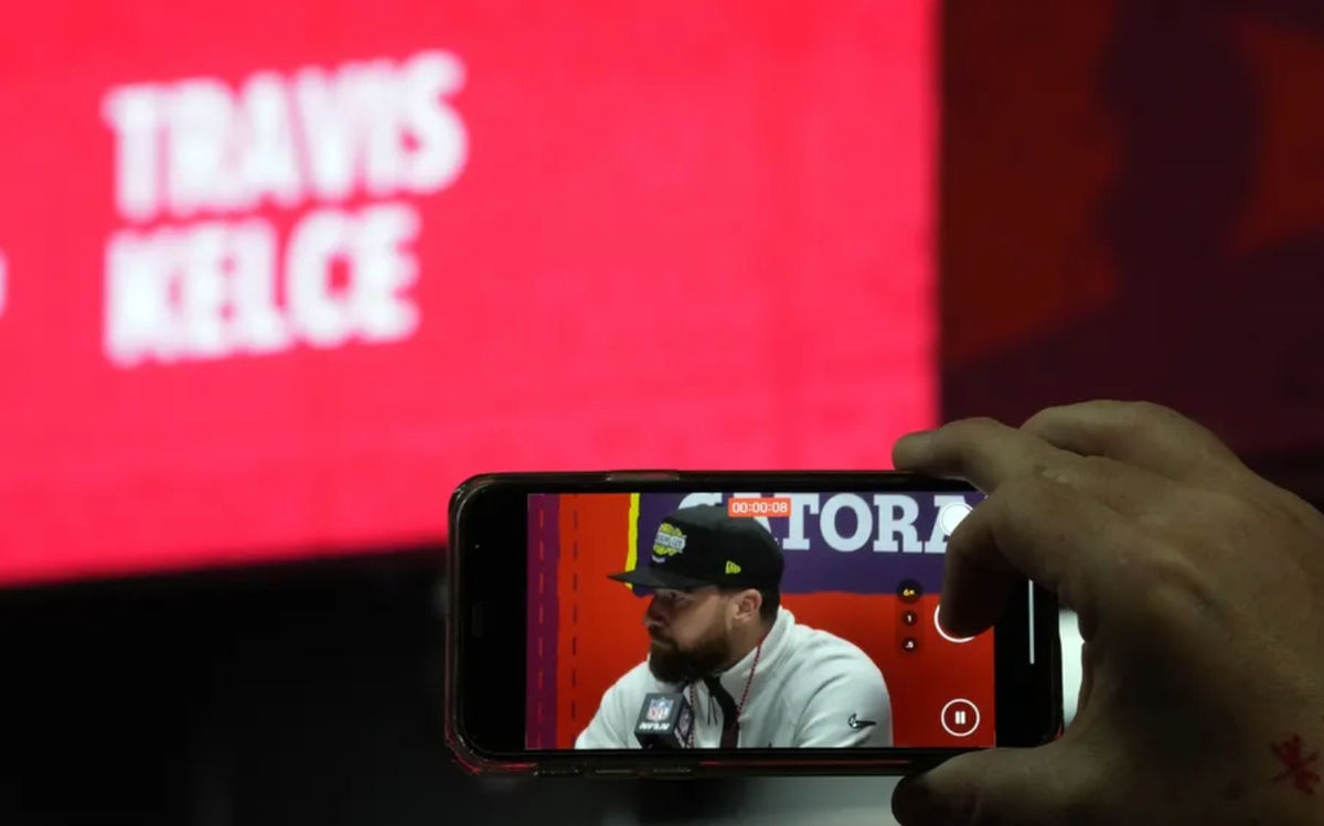 3 de fev de 2025; Nova Orleans, LA, EUA; O tight end do Kansas City Chiefs, Travis Kelce, fala durante a noite de abertura do Super Bowl LIX no Ceasars Superdome. Crédito obrigatório: James Lang-Imagn Images