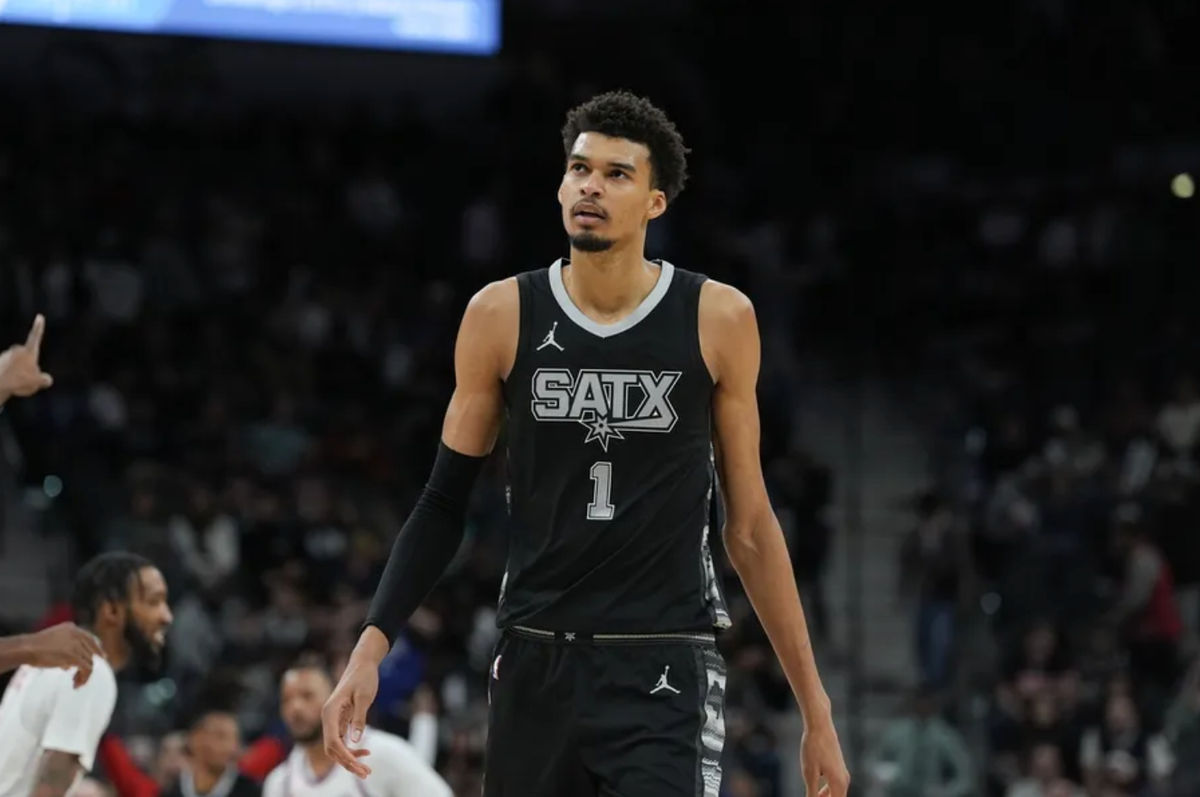 29 de janeiro de 2025; San Antonio, Texas, EUA; O centro do San Antonio Spurs, Victor Wembanyama (1), olha para cima no segundo tempo contra o LA Clippers no Frost Bank Center. Crédito obrigatório: Daniel Dunn-Imagn Images