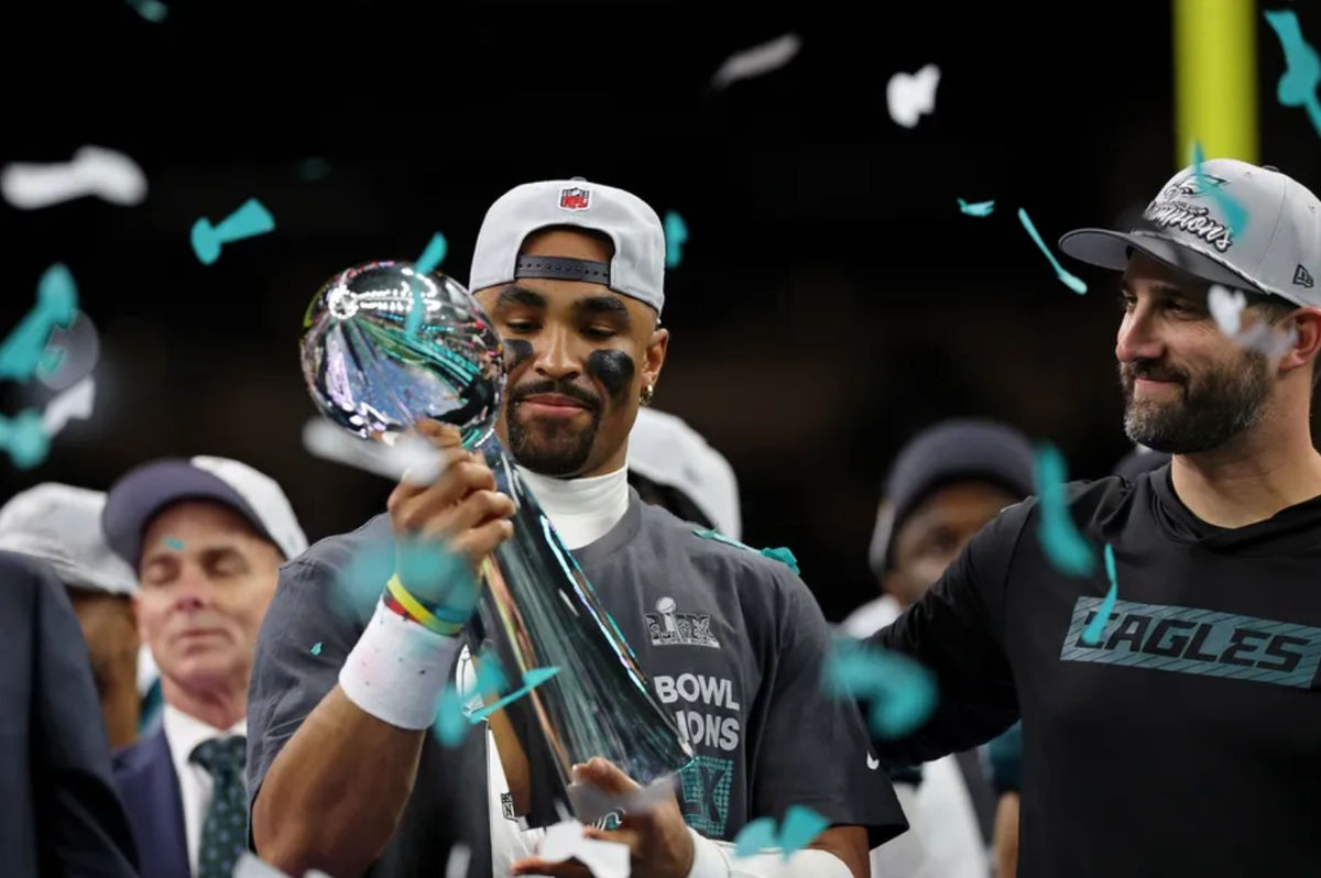 9 de febrero de 2025; Nueva Orleans, LA, EE. UU.; El mariscal de campo de los Philadelphia Eagles, Jalen Hurts (1), celebra con el entrenador en jefe Nick Sirianni después de ganar contra los Kansas City Chiefs en el Super Bowl LIX en el Caesars Superdome. Crédito obligatorio: Geoff Burke-Imagn Images