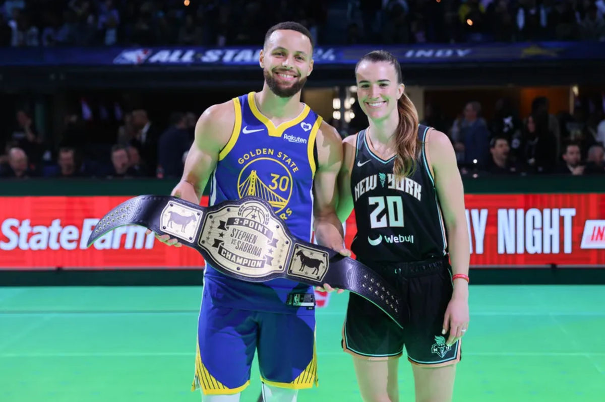 Stephen Curry do Golden State Warriors e Sabrina Ionescu do New York Liberty posam para uma foto após o desafio de 3 pontos durante o State Farm All-Star Saturday Night no Lucas Oil Stadium. fonte: Getty Images