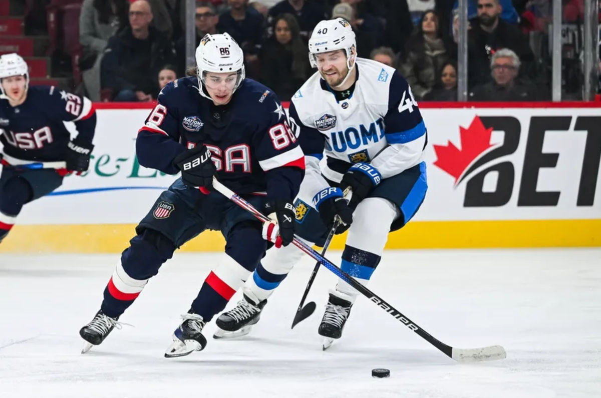 13 de fev. de 2025; Montreal, Quebec, CAN; [Somente clientes diretos da Imagn Images] O atacante do Team USA Jack Hughes (86) joga o disco contra o atacante do Team Finland Joel Armia (40) no primeiro período durante um jogo de hóquei no gelo do 4 Nations Face-Off no Bell Centre. Crédito obrigatório: David Kirouac-Imagn Images