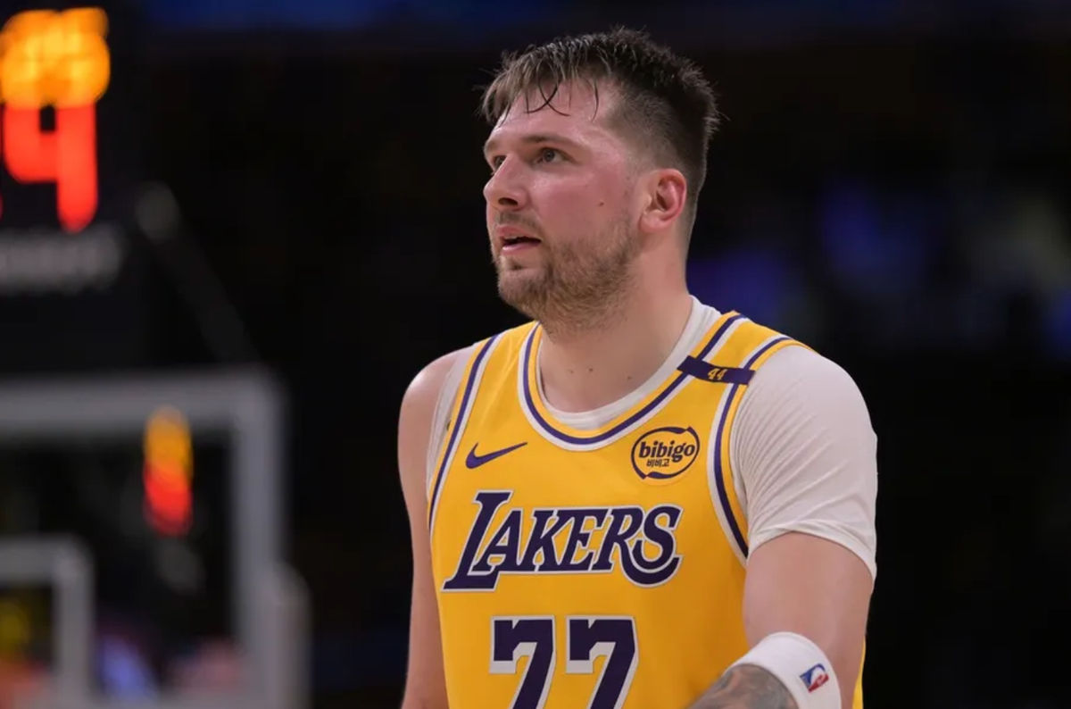 10 de febrero de 2025; Los Ángeles, California, EE. UU.; El escolta de Los Angeles Lakers, Luka Doncic (77), observa desde la cancha contra Utah Jazz en el Crypto.com Arena. Crédito obligatorio: Jayne Kamin-Oncea-Imagn Images