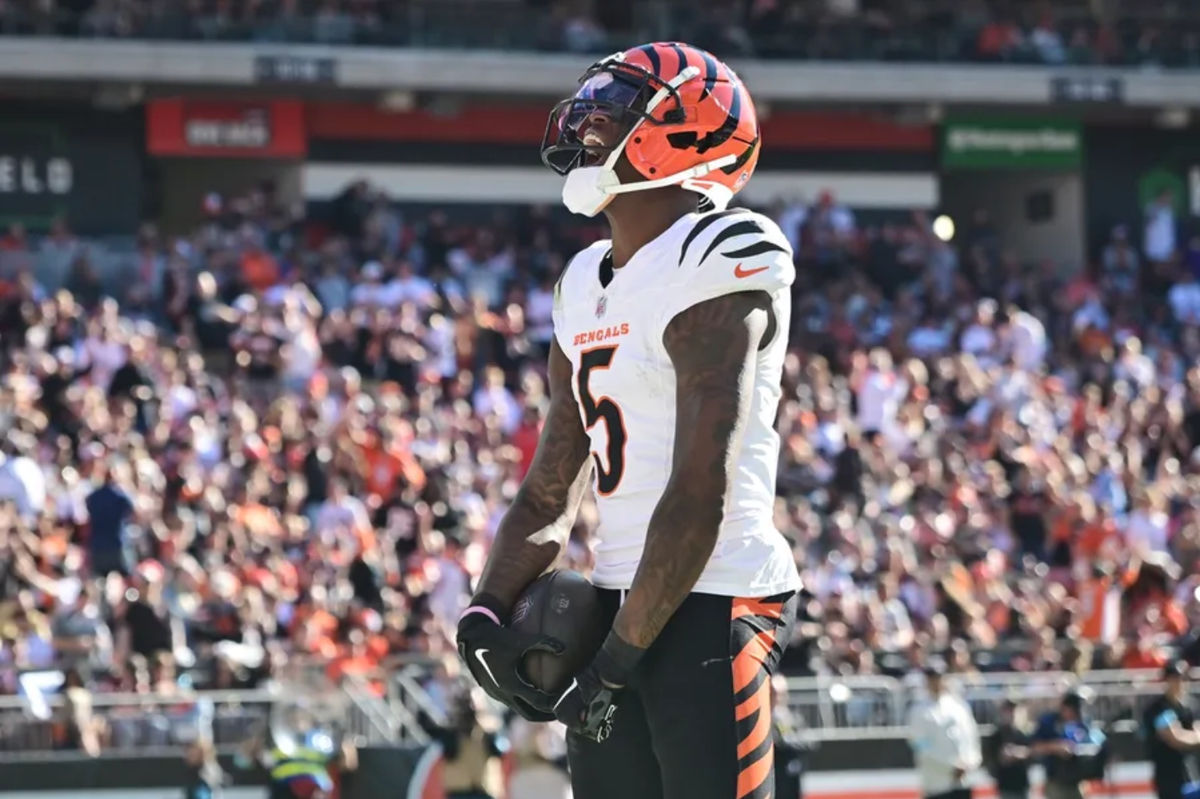 20 de octubre de 2024; Cleveland, Ohio, EE. UU.; El receptor abierto de los Cincinnati Bengals, Tee Higgins (5), celebra después de anotar un touchdown durante la segunda mitad contra los Cleveland Browns en Huntington Bank Field. Crédito obligatorio: Ken Blaze-Imagn Images