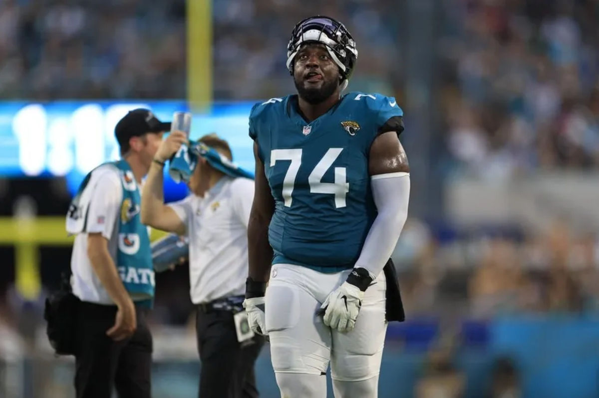 El tackle ofensivo de los Jacksonville Jaguars, Cam Robinson (74), reacciona ante una recepción confirmada a favor de los Jacksonville Jaguars durante el segundo cuarto de un enfrentamiento de pretemporada el sábado 26 de agosto de 2023 en el EverBank Stadium en Jacksonville, Florida. [Corey Perrine/Florida Times-Union] créditos: Corey Perrine / USA TODAY NETWORK